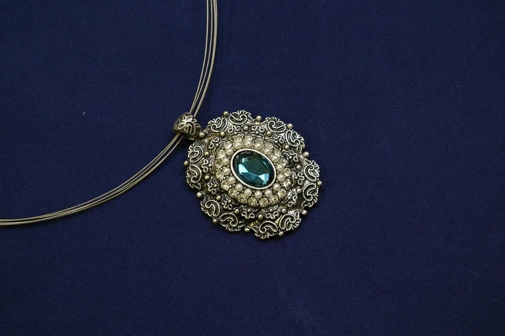 Pendentifs en or pour femme : Sublimez votre style avec élégance